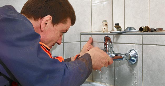 طرق الحماية من مشاكل السباكة وتسرب الحمام ومواسير الصرف